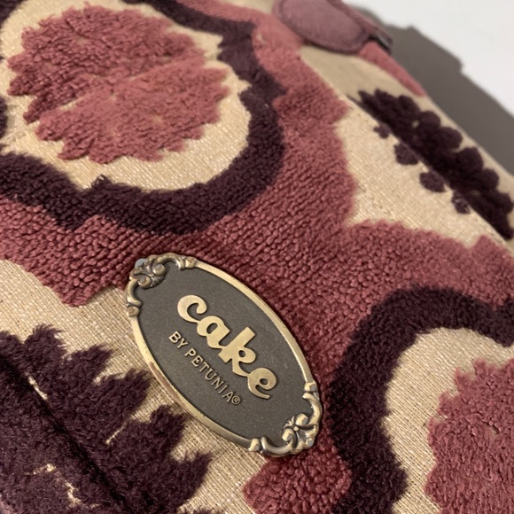 Gently Used Cake by Petunia Cosmopolitan Carryall - Picture 4 of 7